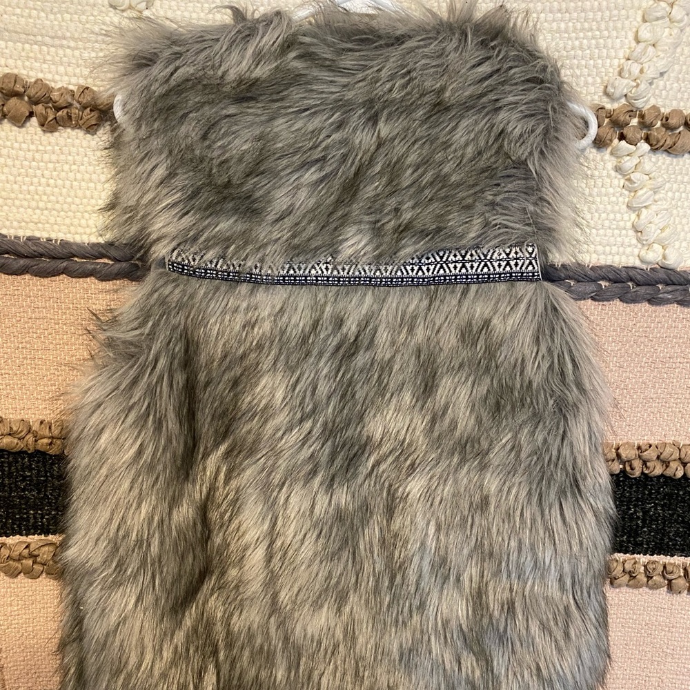 Grey faux fur vest - Picture 2 of 6